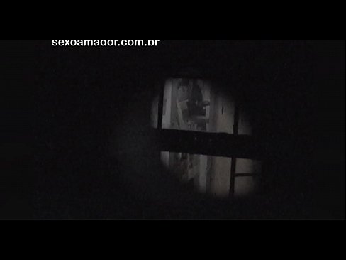 ❤️ Blondīnīte tiek slepeni filmēta ar kaimiņu vuajeru, kurš slēpjas aiz dobiem ķieģeļiem ️❌ Domātais porno pie mums ❤