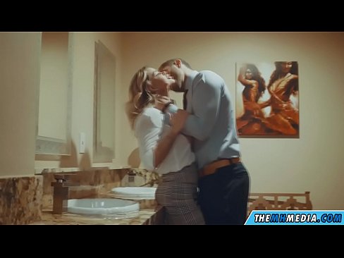❤️ Kad krūtiska blondīne pavedina tevi publiskā tualetē ️❌ Domātais porno pie mums ❤